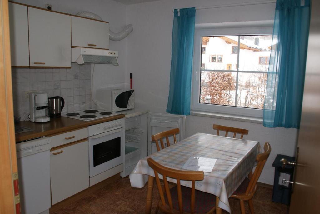 Alpin-Sportiv Apartman Lermoos Szoba fotó